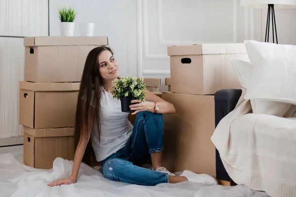 Mladá žena sní o sezení na podlaze v novém bytě — Stock fotografie