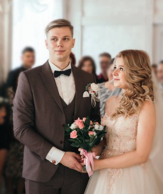 Güzel damat düğün töreninin başlamasını bekliyor.