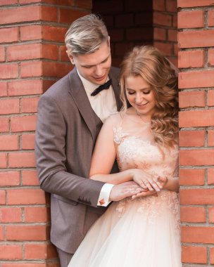 Tam gelişim. Mutlu yeni evliler bir arada