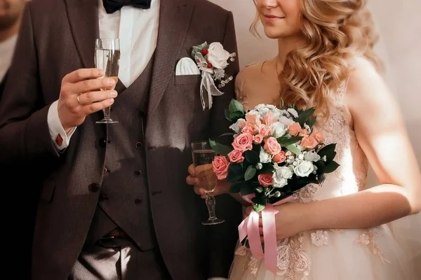 Zblízka. nevěsta a ženich s sklenicemi šampaňského. — Stock fotografie