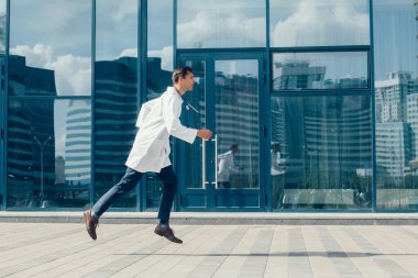 Tam gelişim. İlgili bir sağlık görevlisi yardım için koşar.