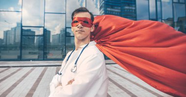 Kapat. Doktor süper kahraman kendinden emin bir şekilde ileriye bakıyor..