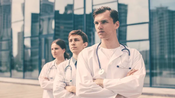 Doe dicht. team van artsen staan op een straat in de stad. — Stockfoto
