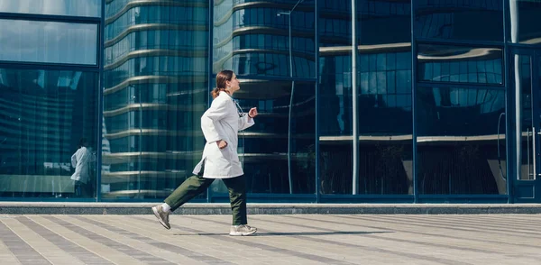 Besorgte Ärztin läuft schnell auf die Straße . — Stockfoto
