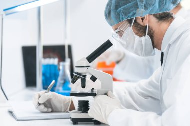 Laboratuvar asistanı laboratuarda testleri analiz ediyor..