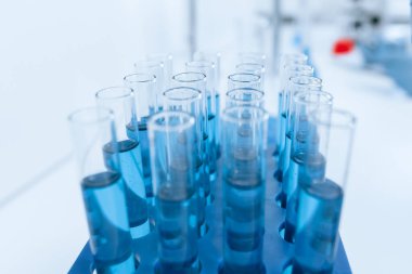 Kapat. Tıbbi laboratuardaki masada test tüpleri var..