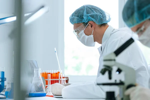 Grupo de cientistas analisando testes em laboratório. — Fotografia de Stock