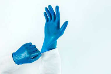 Kapat. Doktor koruyucu eldiven takıyor..