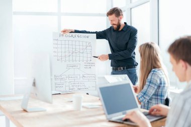 gülümseyen iş adamı yeni bir ticari proje sunar