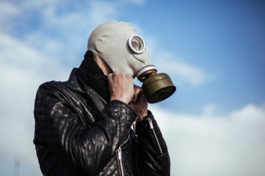 Kapat. Gaz maskeli sıradan bir adam.