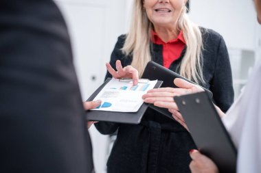 Kapat. Finansal programları tartışan bir grup çalışan