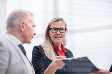 Kapat. İş adamları iş konularını tartışıyor .