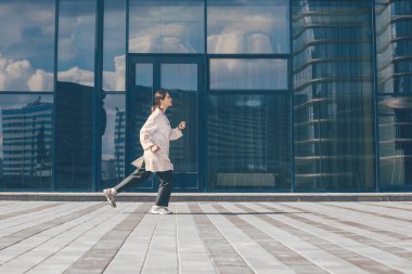 Endişeli kadın doktor hızla caddeye koşuyor. .