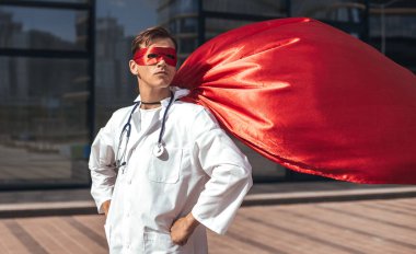 Şehrin caddesinde duran süper kahraman pelerinli ciddi bir doktor.