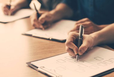 Kapat. Çalışma grubu pazarlama programlarıyla çalışır.