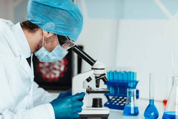 Científico talentoso sentado en una mesa en el laboratorio. —  Fotos de Stock