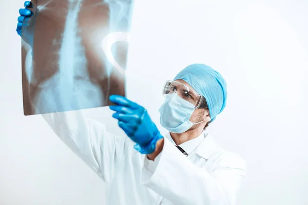 De cerca. doctor mirando la radiografía de los pulmones. —  Fotos de Stock