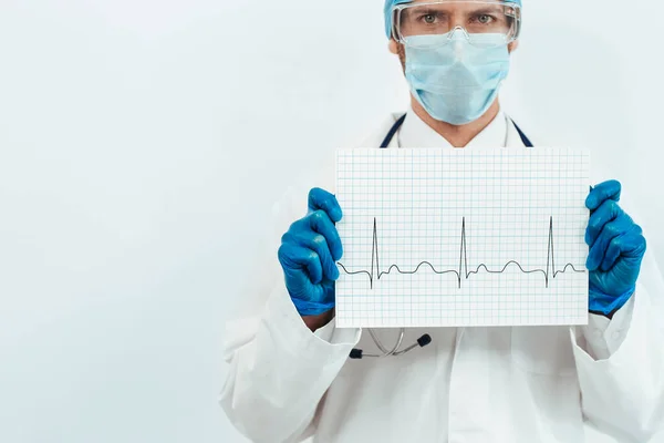 Laken mit einem Kardiogramm in den Händen eines Arztes. — Stockfoto