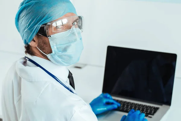 De cerca. médico usar guantes de protección cuando se utiliza el ordenador portátil . —  Fotos de Stock