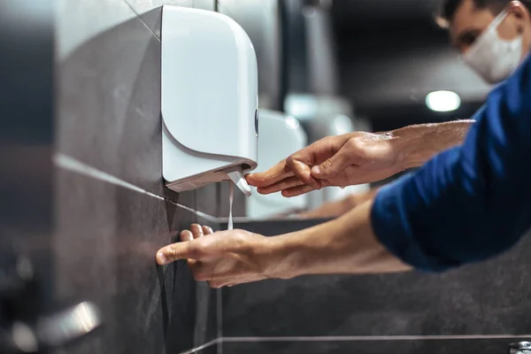 Vista superior. un hombre se lava cuidadosamente las manos en el baño —  Fotos de Stock