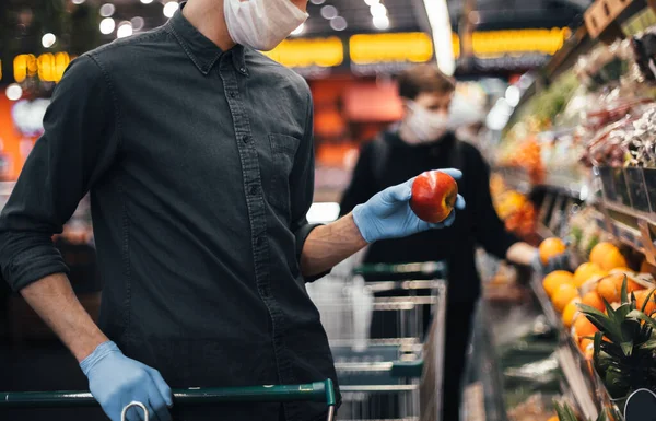 Pomme fraîche dans les mains d'un homme en gants de protection — Photo