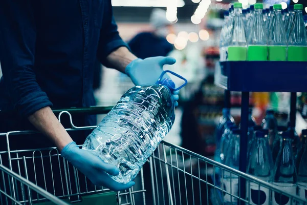 Close up. a man with a bottle of drinking water — Stock Photo, Image