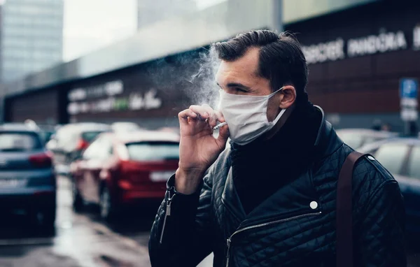Doe dicht. casual man roken staan op de straat — Stockfoto