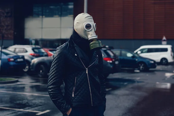 Hombre en una máscara de gas de pie en una ciudad Parking — Foto de Stock