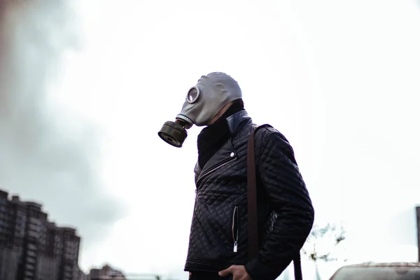 Man met een gasmasker lopen door een stad Parkeerplaats — Stockfoto