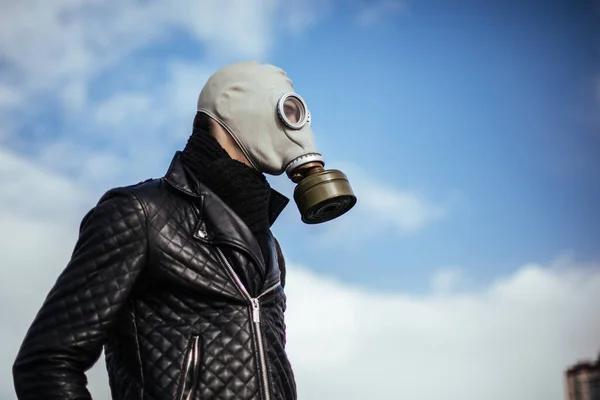 Doe dicht. casual guy in een gas masker — Stockfoto