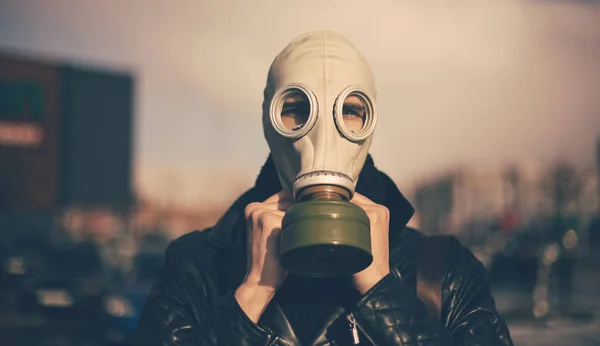 Close up. casual guy in a gas mask on a city background — Stock Photo, Image