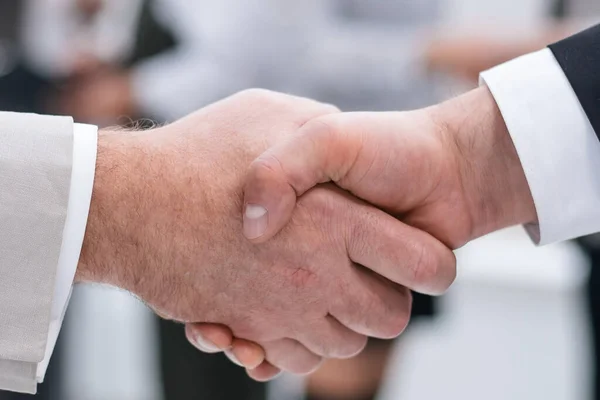 Nahaufnahme. Geschäftlicher Händedruck im Büro. — Stockfoto