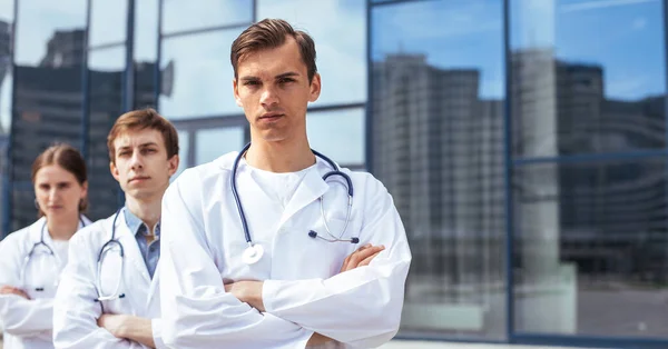 De près. équipe de médecins debout dans une rue de la ville. — Photo