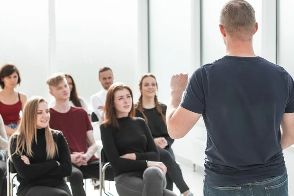 Seminarium biznesowe dla młodzieży w jasnej sali konferencyjnej — Zdjęcie stockowe