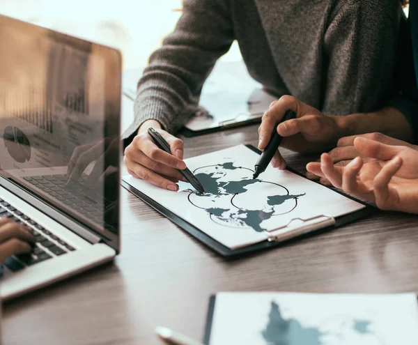 Nahaufnahme. lächelnde Kollegen, die über die Logistik des Programms diskutieren. Elemente dieses von der NASA bereitgestellten Bildes — Stockfoto