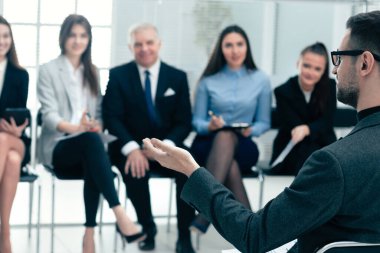 Proje Yöneticisi iş ekibi için bir rapor hazırlıyor.