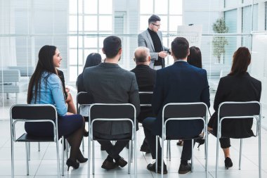 Dinleyiciler konferans salonundaki hocayı dinliyor.