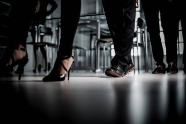 Kapat. Ofis iş merkezinden çeşitli iş adamları geçiyor..