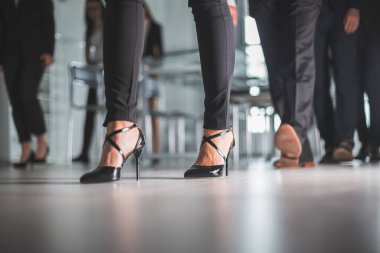 Kapat. İş ekibi işyerinden ayrılıyor..