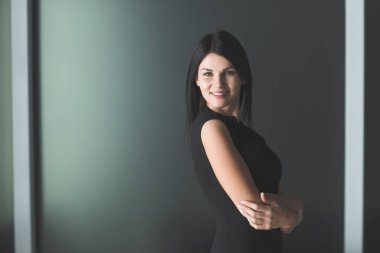 Modern iş kadını ofiste duruyor.