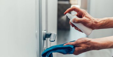 Kapat. Çalışan kapı koluna antibakteriyel sprey sıkmış..