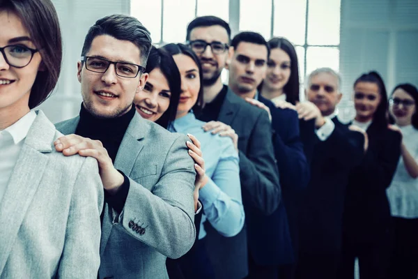 Группа молодых бизнесменов, стоящих позади друг друга — стоковое фото