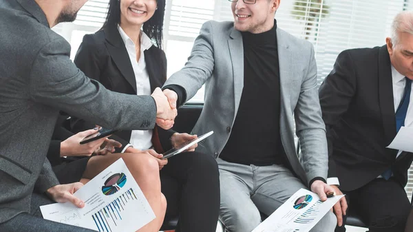 Colegas de negocios estrechando la mano en una reunión de oficina . — Foto de Stock