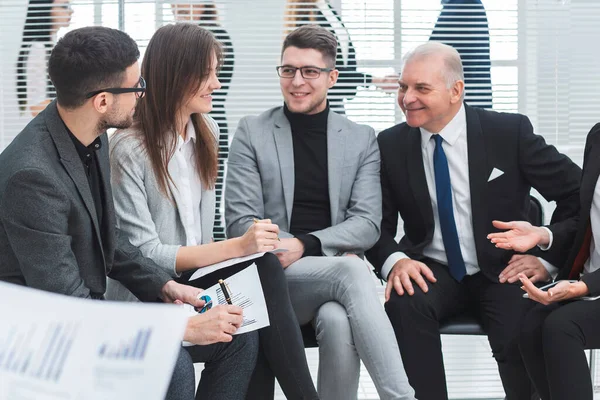 Pracovní skupina diskutující finanční údaje na obchodní schůzce — Stock fotografie