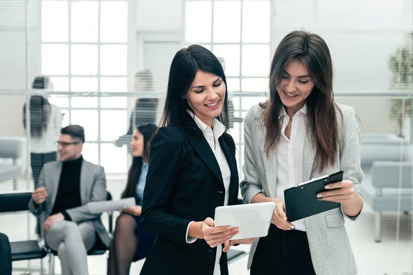 Due donne d'affari che discutono documenti aziendali in ufficio — Foto Stock