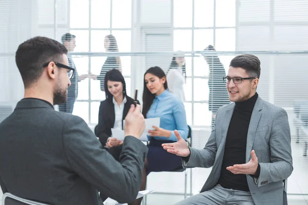 Deux employés discutant de nouvelles idées au bureau — Photo