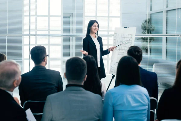 Empresaria haciendo una presentación para los empleados de la empresa —  Fotos de Stock