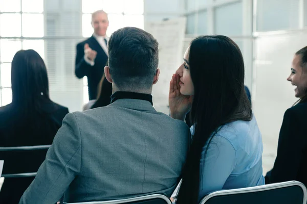 Kollégák megvitatnak valamit egy üzleti prezentáció során — Stock Fotó