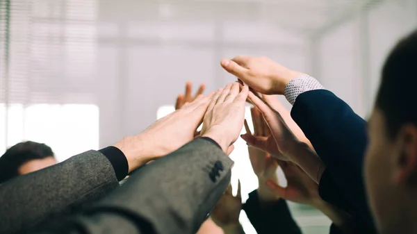 De cerca. un grupo de empleados uniéndose a sus palmas — Foto de Stock