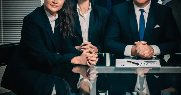 Retrato de un exitoso equipo de negocios en la oficina —  Fotos de Stock